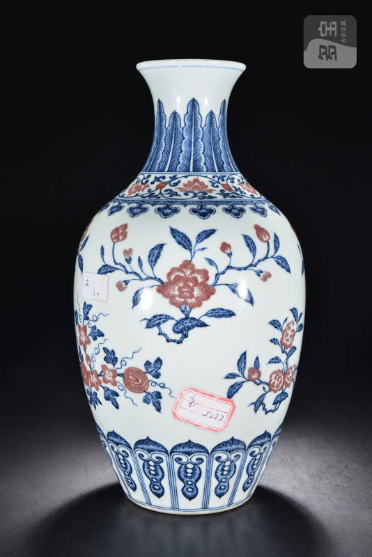 清乾隆 青花釉里红花卉纹瓶 - 图1
